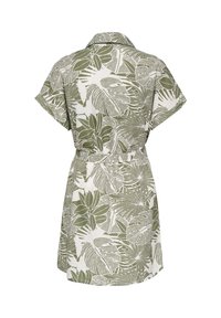 Robe ceinturée à manches courtes avec imprimé de feuilles tropicales vertes sur fond blanc, vue de dos.