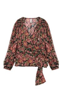 Langærmet sort omslagbluse med pink og rød blomsterprint, der har smockede skuldre og et bundet taljebånd på højre side.