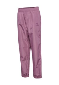 Lila wasserdichte Hose mit elastischem Bund, glatter Textur und dezentem Logo auf der linken Seite. Legere Passform mit zulaufenden Beinen.