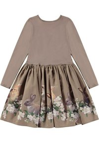 Vestido de manga larga con parte superior beige y una falda acampanada de flores que presenta conejos y flores, hecho de una tela suave con un acabado texturizado.