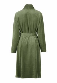 Vihreä fleece-asu, jossa on pitkät hihat, kaulus ja nauhavyö. Silkkinen pinta, polven pituinen, yksinkertainen muotoilu ilman lisäkuvioita.