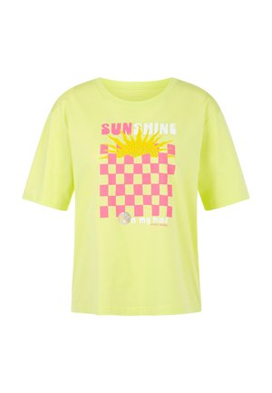 Hellgelbes T-Shirt mit rosa-gelbem kariertem Sonnenmotiv und dem Text „SUNSHINE on my mind“ auf der Vorderseite.