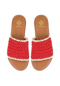 Rode gevlochten sandalen met een textuur bovenkant, een gevlochten crème accent en een gladde bruine leren binnenzool, voorzien van witte stiksels.