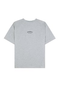 Camiseta de algodón gris con mangas cortas, con un escote redondeado y un pequeño logo impreso en azul oscuro en la parte delantera.