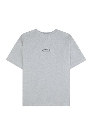 Camiseta de algodón gris con mangas cortas, con un escote redondeado y un pequeño logo impreso en azul oscuro en la parte delantera.