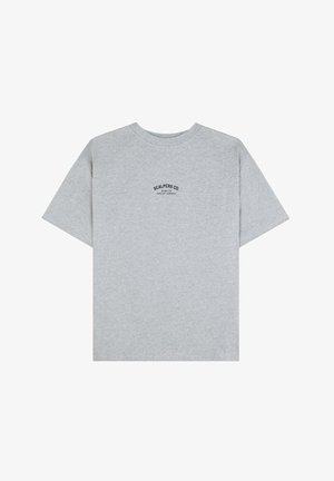 Graues Baumwoll-T-Shirt mit kurzen Ärmeln, das über einen runden Halsausschnitt verfügt und auf der Vorderseite ein kleines, in Dunkelblau bedrucktes Logo aufweist.