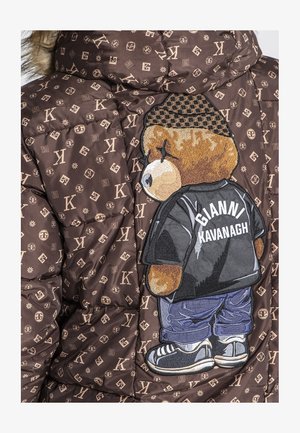 Hnedá pufovaná bunda so vzorom s logom po celom povrchu. Vyšívaný medvedík na chrbte, oblečený v čiernom tričku s nápisom "GIANNI KAVANAGH."