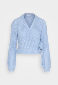 Pull en maille bleu clair avec des manches longues et un nœud sur le côté, sur fond blanc.