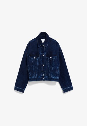 Kort gesneden spijkerjack in donkerblauw, met twee voorzakken, zilverkleurige hardware en contrasterende stiksels. Gestructureerde stof met een klassieke kraag.