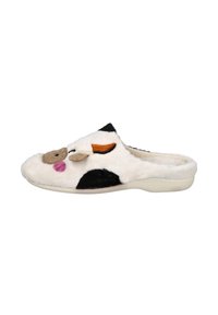 Zapatilla esponjosa con temática de vaca, hecha de tela de felpa blanca, con acentos en negro y marrón, de forma redondeada y con una suela suave.
