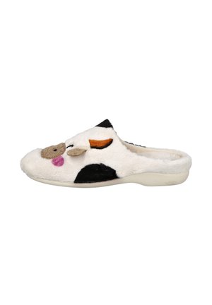 Zapatilla esponjosa con temática de vaca, hecha de tela de felpa blanca, con acentos en negro y marrón, de forma redondeada y con una suela suave.