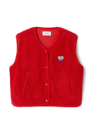 Raudonas vilnos liemenė su V formos iškirpte, spaudėmis mygtukais, dviem šoninėmis kišenėmis ir spalvingu logotipo lipduku kairėje pusėje. Minkšta tekstūra.