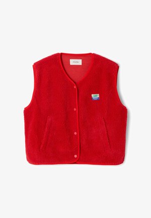 Raudonas vilnos liemenė su V formos iškirpte, spaudėmis mygtukais, dviem šoninėmis kišenėmis ir spalvingu logotipo lipduku kairėje pusėje. Minkšta tekstūra.