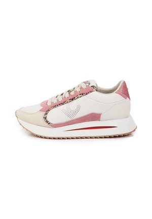 Zapatillas deportivas con diseño en cuero blanco y ante rosa, presentan un acento con patrón de leopardo, suela gruesa y detalles texturizados en la parte superior.