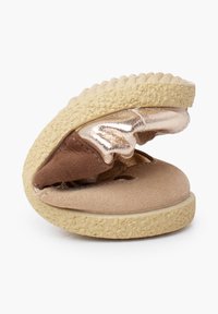 Tanečtí a zlatí nazouvací sandály s texturovanou, tkanou podrážkou, měkkým textilním svrškem a tvarovanou stélkou pro pohodlí. Zaoblený tvar.