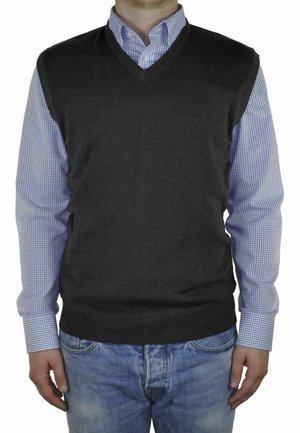 Kuldra grå strikket vest med V-hals designet, båret over en lys blå rutet skjorte. Casual blå jeans fuldender outfitten.