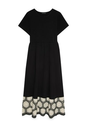 Zwarte midi-jurk met korte mouwen, geplooide taille en witte kanten zeshoekpatroon bies langs de zoom.