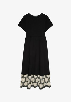 Zwarte midi-jurk met korte mouwen, geplooide taille en witte kanten zeshoekpatroon bies langs de zoom.