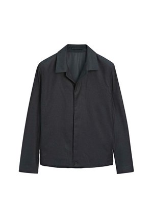 Tmavě šedá lehká bunda s límcem, zapínáním na knoflíky a dlouhými rukávy. Hladká textura, minimalistický design, žádné viditelné vzory.