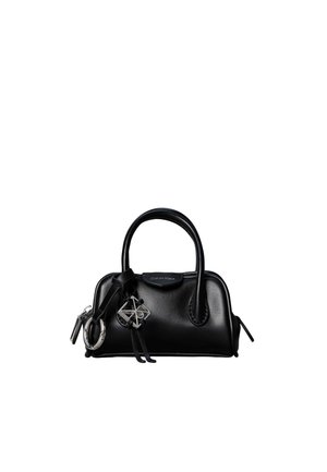 Petit sac à main en cuir noir avec doubles poignées, pendentif géométrique argenté, fermeture éclair et logo Calvin Klein à l'avant.