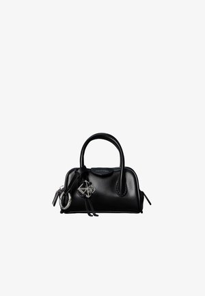 Pequeño bolso de cuero negro con doble asa, colgante geométrico plateado, cierre de cremallera y logotipo de Calvin Klein en el frente.