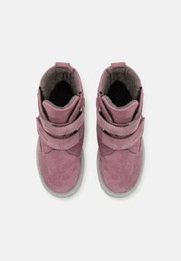 Μωβ σουέτ μπότες με βέλκρο ιμάντες, επενδεδυμένο κολάρο και γκρίζες ελαστικές σόλες. Λείο υλικό με διακριτική γυαλάδα και μαλακή εσωτερική επένδυση.