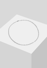Collana in argento con maglie ovali allungate. Design semplice con superficie liscia e hardware minimale. Adatta per un'abitudine casual o formale.