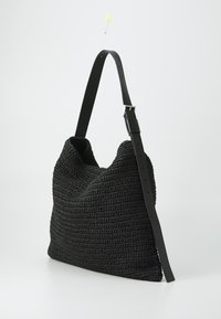 Czarna pleciona torba wykonana z teksturowanego materiału o luźnym kształcie i długim, czarnym, regulowanym skórzanym pasku. Minimalistyczny design, bez widocznych elementów metalowych.