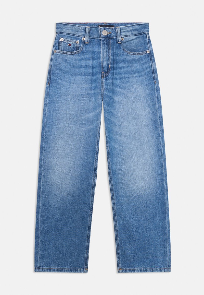 Vaqueros de mezclilla azul claro con un diseño de pierna ancha, cinco bolsillos, cierre con botones y un ligero desgaste. Presentan una cinturilla y costuras cosidas.