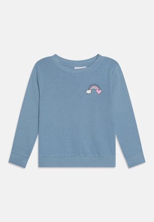 Blauwe sweatshirt van zachte stof, met een ronde hals, lange mouwen en een kleine geborduurde regenboog met een hart en wolk detail op de borst.