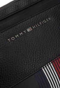 Tommy Hilfiger TRANSIT BUMBAG - Taška s příčným popruhem - black