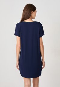 Abito blu navy con maniche corte, vestibilità rilassata, scollatura rotonda e orlo curvo, realizzato in un tessuto morbido e leggero.