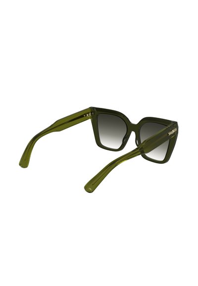 Occhiali da sole di forma quadrata con montatura spessa traslucida verde oliva e lenti scure con gradiente.