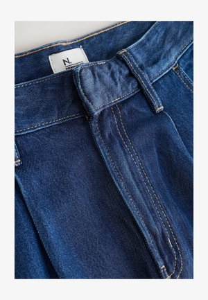Blauwe denim jeans met een hoge taille, voorzien van een stevige tailleband, contrasterende oranje stiksels en een label met de tekst "N. PREMIUM COUNT."