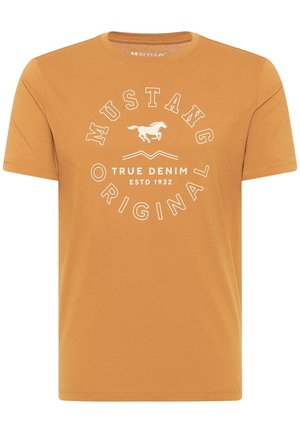 Herre sennepsgul t-shirt med hvidt trykt tekst "Mustang Original True Denim Estd 1932" og en løbende hestelogo.