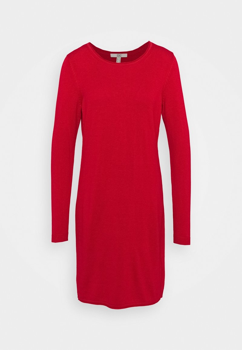 Robe en maille rouge à manches longues avec un col rond, présentée sur un fond gris clair uni.