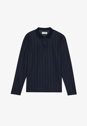 Polo à manches longues bleu marine avec un col, arborant de fines rayures verticales et une patte de boutonnage à trois boutons. Texture de tissu douce.