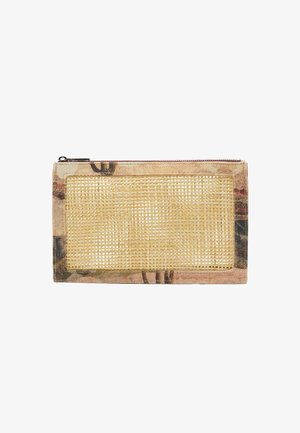 Prostokątna torba z plecionym frontem z rattanu, tkaninowym tyłem w wielokolorowy wzór, z zamknięciem na zamek i fakturowaną powierzchnią.