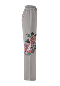 Grå sweatpants med elastisk midja och en stor grafisk design av en röd ros, ett hjärta och texten "LOVE HARD."