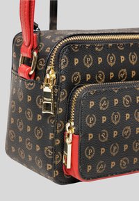 Borsa sintetica nera con motivo oro, dettagli rossi, doppie tasche con zip e minuteria dorata. Finitura texture con dettagli a contrasto.