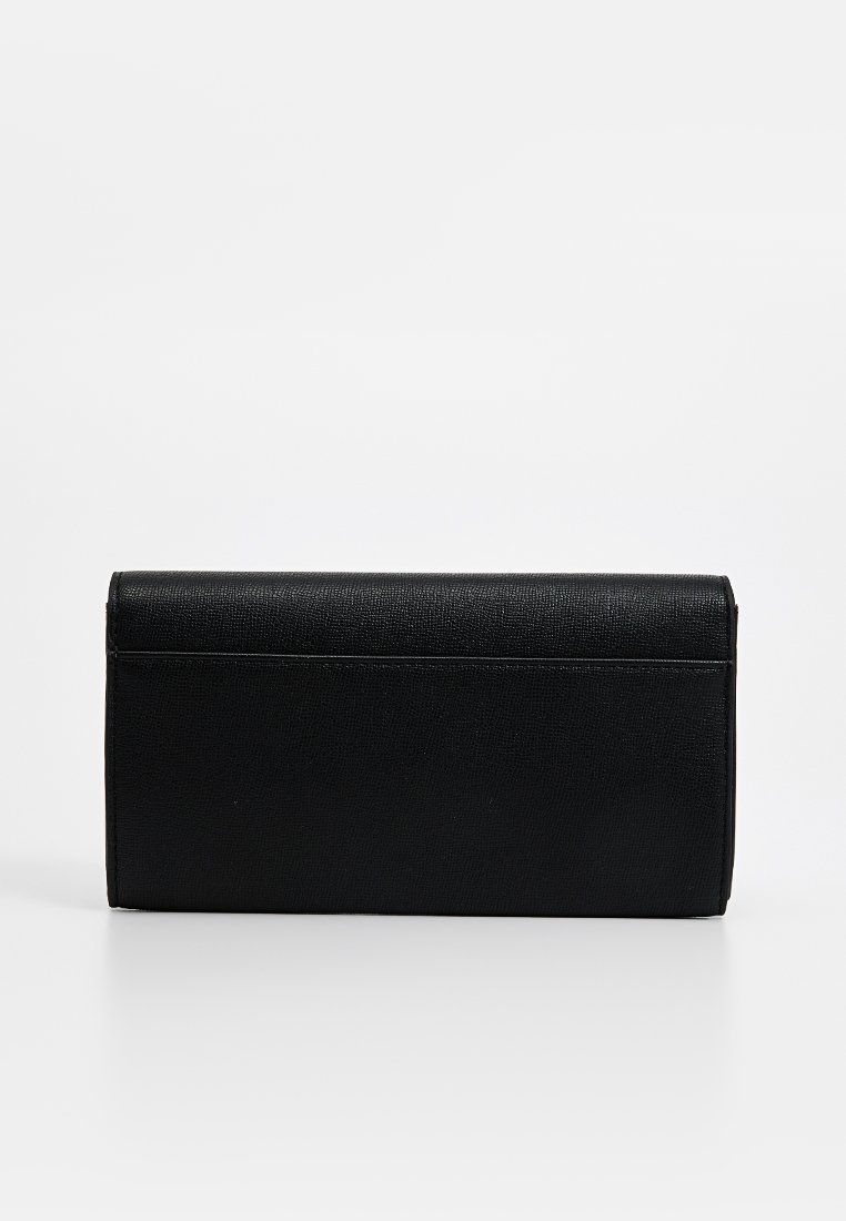 Pochette en cuir noir avec une surface texturée, de forme rectangulaire et une fermeture à rabat. Présente des lignes épurées et un minimum de matériel.