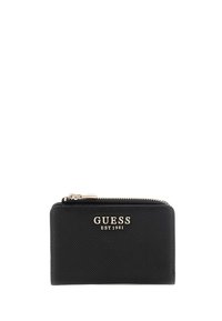 Portafoglio nero con texture, chiusura a zip, logo impresso "GUESS EST 1981" in oro, con forma rettangolare e dettagli in metallo lucido.