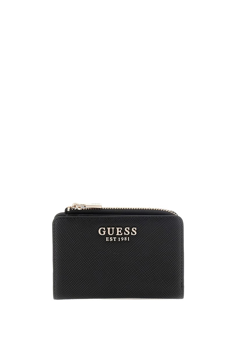 Portafoglio nero con texture, chiusura a zip, logo impresso "GUESS EST 1981" in oro, con forma rettangolare e dettagli in metallo lucido.
