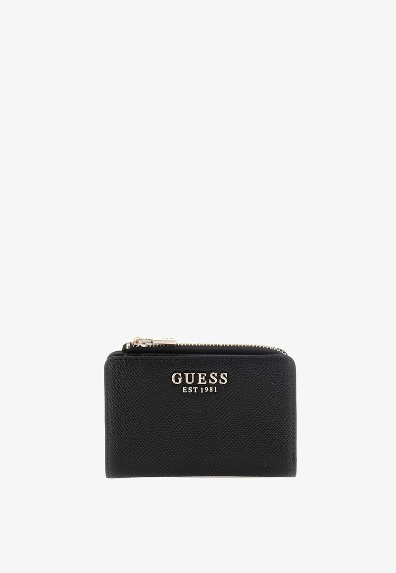 Billetera negra texturizada con cierre de cremallera, logo en relieve 'GUESS EST 1981' en dorado, con forma rectangular y acentos de hardware lisos.