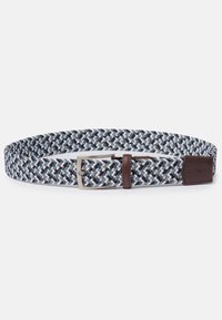 Gewevenriem in blauw, wit en grijs met bruine leren accenten. Beschikt over een metalen gesp en een gestructureerd weefpatroon.