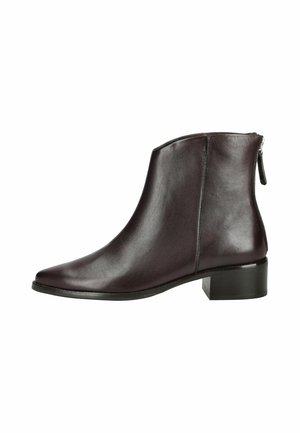 Dunkelbrauner Leder-Stiefelette mit niedrigem Blockabsatz und Reißverschluss hinten vor weißem Hintergrund.