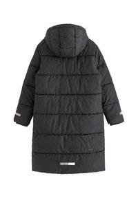 Schwarze Daunenjacke mit horizontalem Steppmuster, ausgestattet mit einer Kapuze und reflektierenden Akzenten an den Ärmeln und dem Saum. Glatte, glänzende Stofftextur.