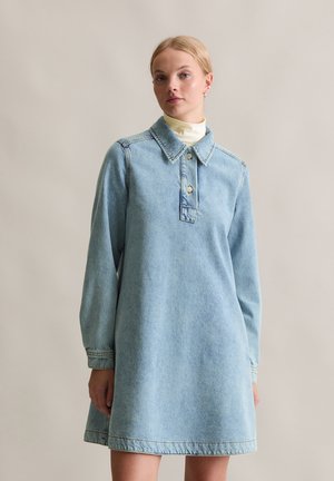 Lichtblauwe denim jurk met kraag, lange mouwen, knoopsluiting en gestructureerde stof. Heeft een ontspannen A-lijn silhouet.