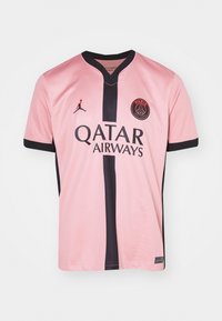 Růžový fotbalový dres Paris Saint-Germain s černým vertikálním pruhem, logo sponzora Qatar Airways a logo značky Jordan na přední straně.