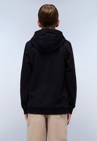 Sweatshirt à capuche noir avec poche kangourou, poignets et ourlet côtelés. Texture lisse, avec un design simple, vu de dos.